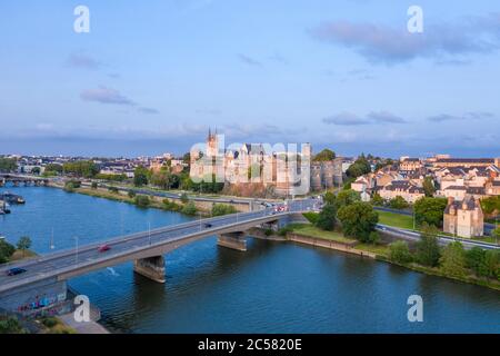 Frankreich, Maine et Loire, Angers, Pont de la Basse Chaine über dem Maine-Fluss und Chateau d'Angers (Luftaufnahme) // Frankreich, Maine-et-Loire (49), Angers Stockfoto