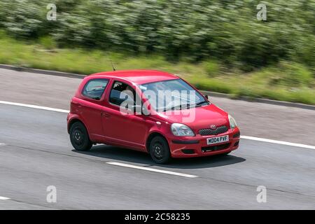 2004 Toyota Yaris T3 Rotes Auto Benzin 2dr Fahren auf der Autobahn M6 in der Nähe von Preston in Lancashire, Großbritannien Stockfoto