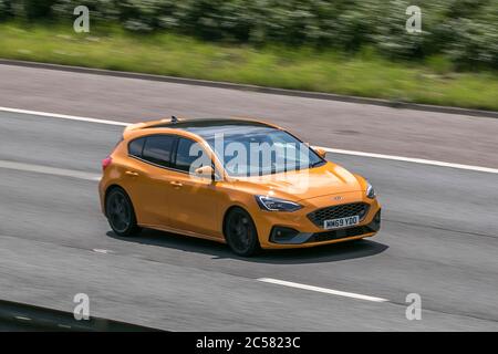 2020 Ford Focus ST ecoblue orange 190 PS Dieselauto auf der M6 bei Preston in Lancashire, Großbritannien Stockfoto