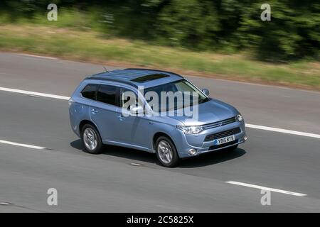 2015 blau Mitsubishi Outlander GX 4H PHEV Auto Fahren auf der M6 Autobahn in der Nähe von Preston in Lancashire, Großbritannien Stockfoto