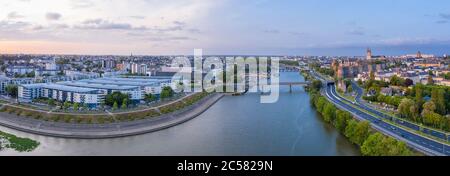 Frankreich, Maine et Loire, Angers, Eric Tabarly Kai, Pont de la Basse Chaine über dem Maine Fluss und dem historischen Viertel mit dem Chateau d'Angers (A Stockfoto