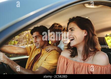 Vater Auto fahren mit Familie. Glückliche Familie mit zwei Kindern, die im Auto fahren und Spaß haben. Stockfoto