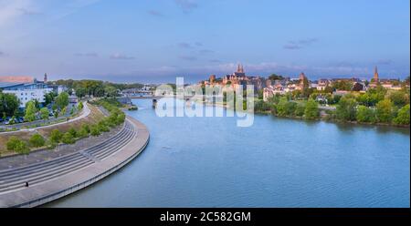 Frankreich, Maine et Loire, Angers, Eric Tabarly Kai, Pont de la Basse Chaine über dem Maine Fluss und dem historischen Viertel mit dem Chateau d'Angers (A Stockfoto