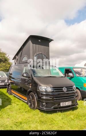 VW T5 T6 Wohnmobil mit Dach nach oben Stockfoto