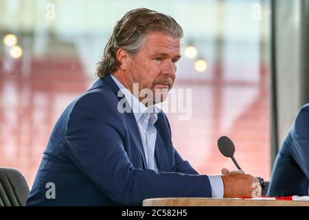 UTRECHT, 01-07-2020, Stadion Galgenwaard Eredivisie, Niederländischer Fußball, Saison 2020/2021, heute FC Utrecht ausführlich über ihren Geburtstag. Mittags gibt es eine Live-TV-Sendung von der Galgenwaard. Moderator Kees Jansma und sein Sidekick Hans Kraay jr. Empfangen wurden unter anderem der Besitzer Frans van Seumer, Trainer John van den Brom, Kapitän Willem Janssen, Geschäftsführer Thijs van Es und technischer Direktor Jordy Zuidam. Der Club präsentiert auch das neue Shirt und das Jubiläumslogo. FC Utrecht Staat vandaag uitgebreid still bij haar verjaardag. OM 12.00 uur is er een live tv-uitzending vanuit de G Stockfoto