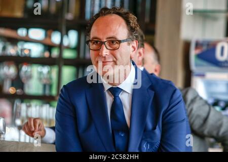 UTRECHT, 01-07-2020, Stadion Galgenwaard Eredivisie, Niederländischer Fußball, Saison 2020/2021, heute FC Utrecht ausführlich über ihren Geburtstag. Mittags gibt es eine Live-TV-Sendung von der Galgenwaard. Moderator Kees Jansma und sein Sidekick Hans Kraay jr. Empfangen wurden unter anderem der Besitzer Frans van Seumer, Trainer John van den Brom, Kapitän Willem Janssen, Geschäftsführer Thijs van Es und technischer Direktor Jordy Zuidam. Der Club präsentiert auch das neue Shirt und das Jubiläumslogo. FC Utrecht Staat vandaag uitgebreid still bij haar verjaardag. OM 12.00 uur is er een live tv-uitzending vanuit de G Stockfoto