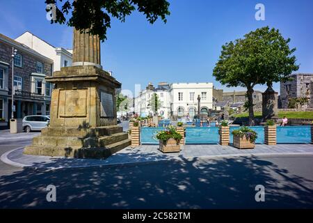 Castletown Platz mit öffentlichen Liegestühlen auf Plastikgras in der Nähe des Schmelzdenkmals und vor dem Schloss Stockfoto