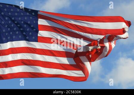 Amerikanische USA-Flagge auf einem Fahnenmast winkend im Wind Stockfoto