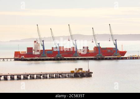 Frachtschiff mit Ladekranen in einem Hafen in Chile. Stockfoto