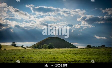 Silbury Hill Neolithischer, künstlich angesetzter Hügel in der Nähe von Avebury, Wiltshire, Großbritannien Stockfoto