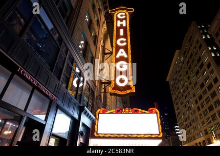 Chicago, Illinois, USA - das berühmte Zeichen des Chicago Theatre Downtown. Stockfoto