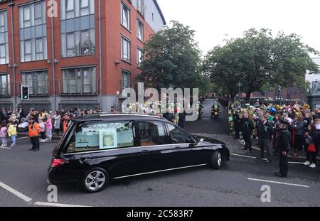 Die Menschen säumen die Straßen, als die Leichenhalle von Noah Donohoe in das Saint Malachy's College in Belfast eindringt, wo der Teenager nach seinem privaten Trauerdienst in der Saint Patrick's Church zur Schule ging. Stockfoto