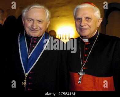 Regensburg, Deutschland. Januar 2004. Georg Ratzinger (l.) steht an seinem 80. Geburtstag neben seinem Bruder, dem damaligen Kardinal Joseph Ratzinger und später Papst Benedikt XVI. Der ehemalige Regensburger Domkapellmeister, Leiter der Regensburger Domspatzen und Bruder des emeritierten Papstes Benedikt XVI. Ist gestorben. Kredit: Picture Alliance/dpa/Alamy Live Nachrichten Stockfoto