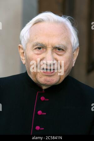 Traunstein, Deutschland. Juli 2007. Georg Ratzinger ist Ehrengast bei der Enthüllung einer Bronzebüste, die seinen Bruder Papst Benedikt XVI. Darstellt Der ehemalige Regensburger Domkapellmeister, Leiter der Regensburger Domspatzen und Bruder des emeritierten Papstes Benedikt XVI. Ist gestorben. Quelle: Frank Mächler/dpa/Alamy Live News Stockfoto