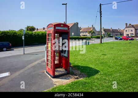 Traditionelle rote Telefonbox mit fehlender Tür in Castletown, Isle of man Stockfoto