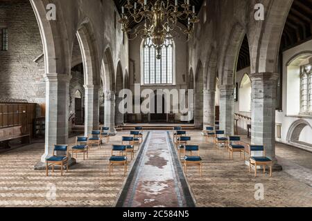 Neue Arrangements für sozial distanzierte Sitzmöbel in St. Andrew's Church, Presteigne, Powys, Großbritannien. Die Kirche hat normalerweise fast 200 Sitzplätze Stockfoto