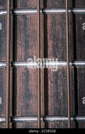 Nahaufnahme einer akustischen Gitarren Saiten Stockfoto