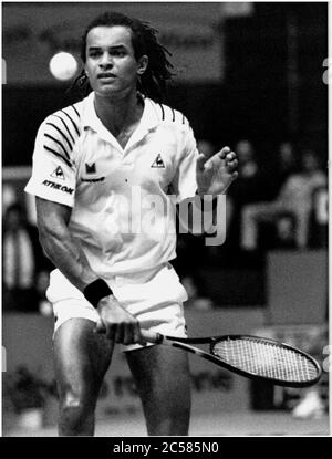 Archiv 90er Jahre: Der französische Tennisspieler Yannick Noah spielt beim GPTL - Lyons Tennis Grand Prix, Lyon, Rhone, Frankreich Stockfoto