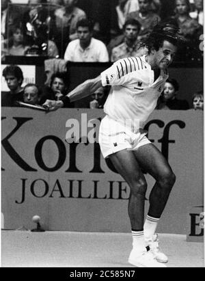 Archiv 90er Jahre: Der französische Tennisspieler Yannick Noah spielt beim GPTL - Lyons Tennis Grand Prix, Lyon, Rhone, Frankreich Stockfoto