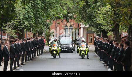 Der Leichenfalle von Noah Donohoe verlässt das Saint Malachy's College in Belfast, wo der Teenager nach seinem privaten Trauerdienst in der Saint Patrick's Church zur Schule ging. Stockfoto