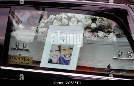 Ein Foto des 14-jährigen Noah Donohoe mit seiner Mutter Fiona als Begräbniskortege von Noah Donohoe kommt in der St. Patrick's Church in Belfast an. Stockfoto