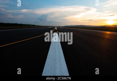 Nachtbahn vor dem Start Stockfoto