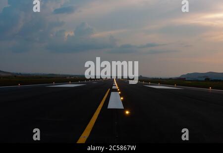 Nachtbahn vor dem Start Stockfoto