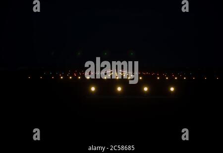 Nachtbahn vor dem Start Stockfoto