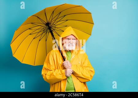 Portrait seiner er nett böse empört ärgerte grauhaarige Mann trägt Kunststoff-Mantel Abneigung schlechtes Wetter isoliert über hellen lebendigen Glanz Stockfoto