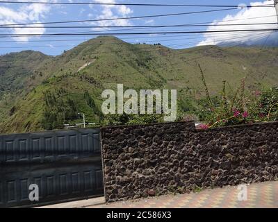 Atemberaubende Berge in Banos und das berühmte "Baumhaus". Casa de Arbol, Ecuador Stockfoto