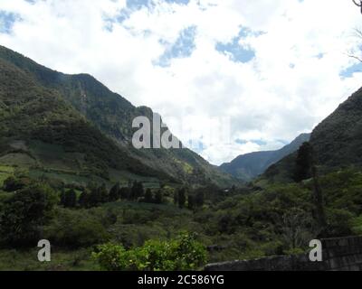 Atemberaubende Berge in Banos und das berühmte "Baumhaus". Casa de Arbol, Ecuador Stockfoto