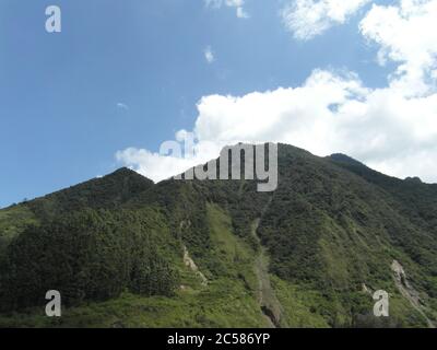 Atemberaubende Berge in Banos und das berühmte "Baumhaus". Casa de Arbol, Ecuador Stockfoto