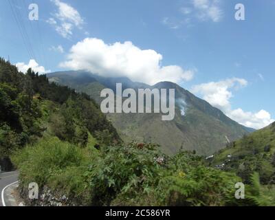 Atemberaubende Berge in Banos und das berühmte "Baumhaus". Casa de Arbol, Ecuador Stockfoto