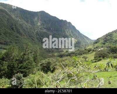 Atemberaubende Berge in Banos und das berühmte "Baumhaus". Casa de Arbol, Ecuador Stockfoto