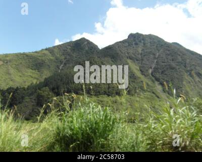 Atemberaubende Berge in Banos und das berühmte "Baumhaus". Casa de Arbol, Ecuador Stockfoto