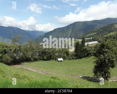 Atemberaubende Berge in Banos und das berühmte "Baumhaus". Casa de Arbol, Ecuador Stockfoto