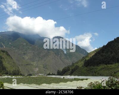 Atemberaubende Berge in Banos und das berühmte "Baumhaus". Casa de Arbol, Ecuador Stockfoto