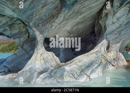 Marmorhöhlen-Heiligtum, seltsame Felsformationen durch Wassererosion, General Carrera Lake, Puerto Rio Tranquilo, Aysen Region, Patagonien, Chile Stockfoto