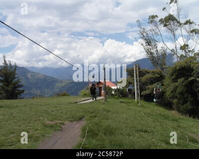 Atemberaubende Berge in Banos und das berühmte "Baumhaus". Casa de Arbol, Ecuador Stockfoto