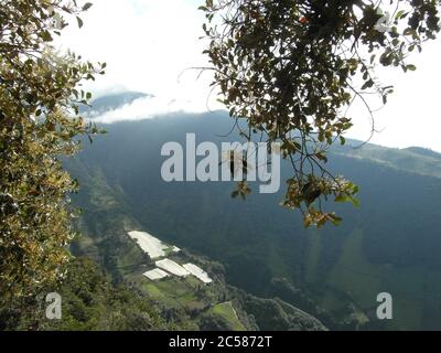 Atemberaubende Berge in Banos und das berühmte "Baumhaus". Casa de Arbol, Ecuador Stockfoto