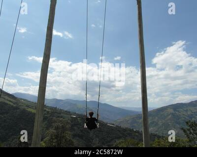 Atemberaubende Berge in Banos und das berühmte "Baumhaus". Casa de Arbol, Ecuador Stockfoto