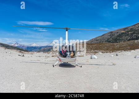 Hubschrauber landete an einem Strand in der Nähe eines Gletschersees, Laguna San Rafael Nationalpark, Aysen Region, Patagonien, Chile Stockfoto