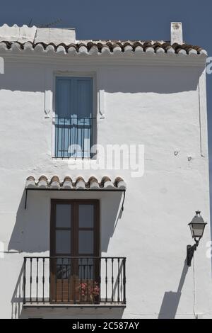 Das schöne spanische Dorf Frigiliana, in Andalusien, Costa del Sol. Blick auf ein altes Dorfhaus mit blauem Juliet-Balkon. Stockfoto