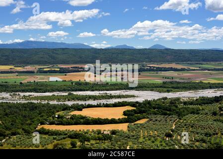 Feldmuster einschließlich Weizenfelder und Olivenbäume im Durance-Tal aus dem Dorf Lurs Alpes-de-Haute-Provence Provence Frankreich Stockfoto