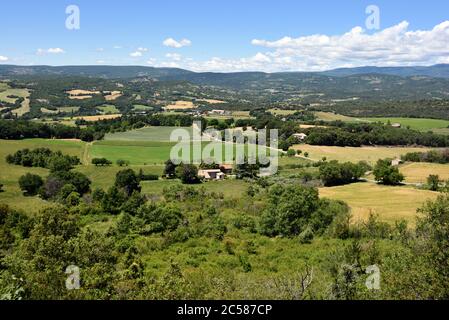 Blick über die Sommerlandschaft &, nach rechts, Lure Mountain, von Lurs gehockt Dorf Alpes-de-Haute-Provence Frankreich Stockfoto