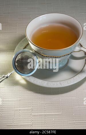 Teegießen in eine Vintage China Cup und Untertasse, USA Stockfoto
