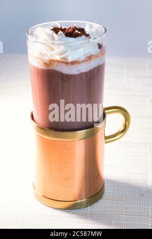 Stillleben von hausgemachter heißer Schokolade in einem dekorativen Becher aus Kupfer, Messing und Glas, USA Stockfoto