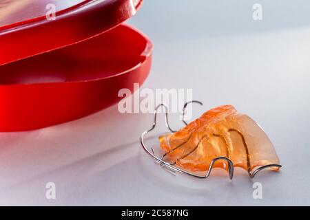 Hawley Bogen kieferorthodontische Zähne Halter Stillleben Stockfoto