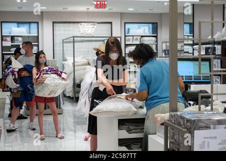 Macy's Flagship-Kaufhaus hält sich an die COVID-19 Richtlinien, NYC, USA Stockfoto