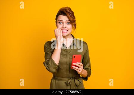 Porträt von ihr sie schön attraktiv schön schön besorgt verzweifelt wellig-haarige Mädchen mit Zelle Surfen gefälschte Nachrichten isoliert auf hellen lebendigen Glanz Stockfoto